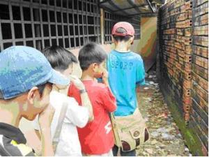 Bờ tường phòng học thành nơi vệ sinh ở một ngôi trường tại Sóc Trăng