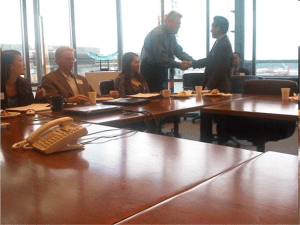 Denny Điệp Đặng bắt tay Thị Trưởng. Denny đã từng làm việc cố vấn cho tổ chức thân cộng PeaceTrees VietNam lại tự xưng làm người đại diện cho cộng đồng Việt TP Seattle!? Người đàn ông trong hình đang ngồi là Gary Johnson, cùng đồng giữ chức Giám đốc của Greater Seattle VN Association với Sơn Michael Phạm--nhân vật đã từng bị đồng hương biểu tình tại Seattle để phản đối cơ quan này quan hệ mật thiết với CSVN. Gary Johnson làm việc cho Thành Phố Seattle thuộc Phòng Kế Hoạch và Phát Triển đô thị.